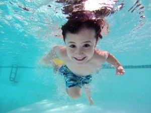 Kinder haben im Wasser meistens viel Freude.